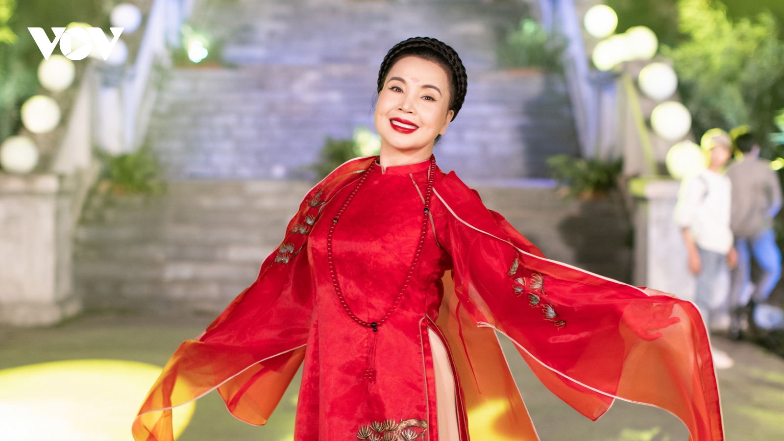 NSND Lan Hương lần đầu diễn áo dài cho Hoa hậu Ngọc Hân