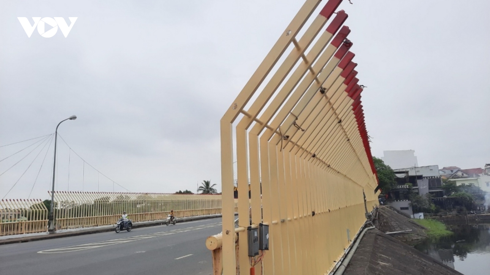 Buộc tháo dỡ rào sắt lắp đặt không phép trên Cầu Đại An, tỉnh Quảng Trị
