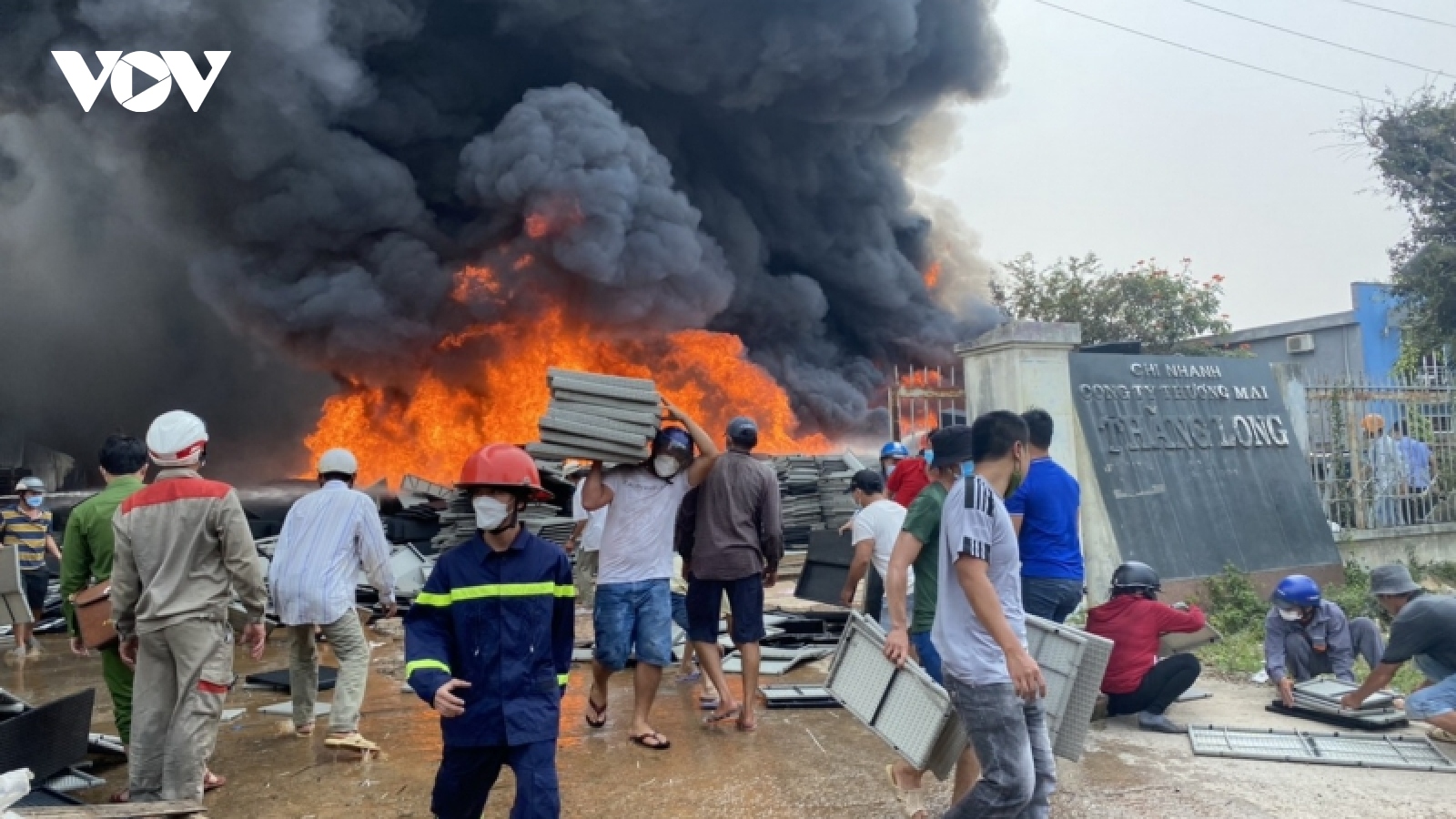Đang cháy lớn tại Công ty Tấn Phát tại Bình Định