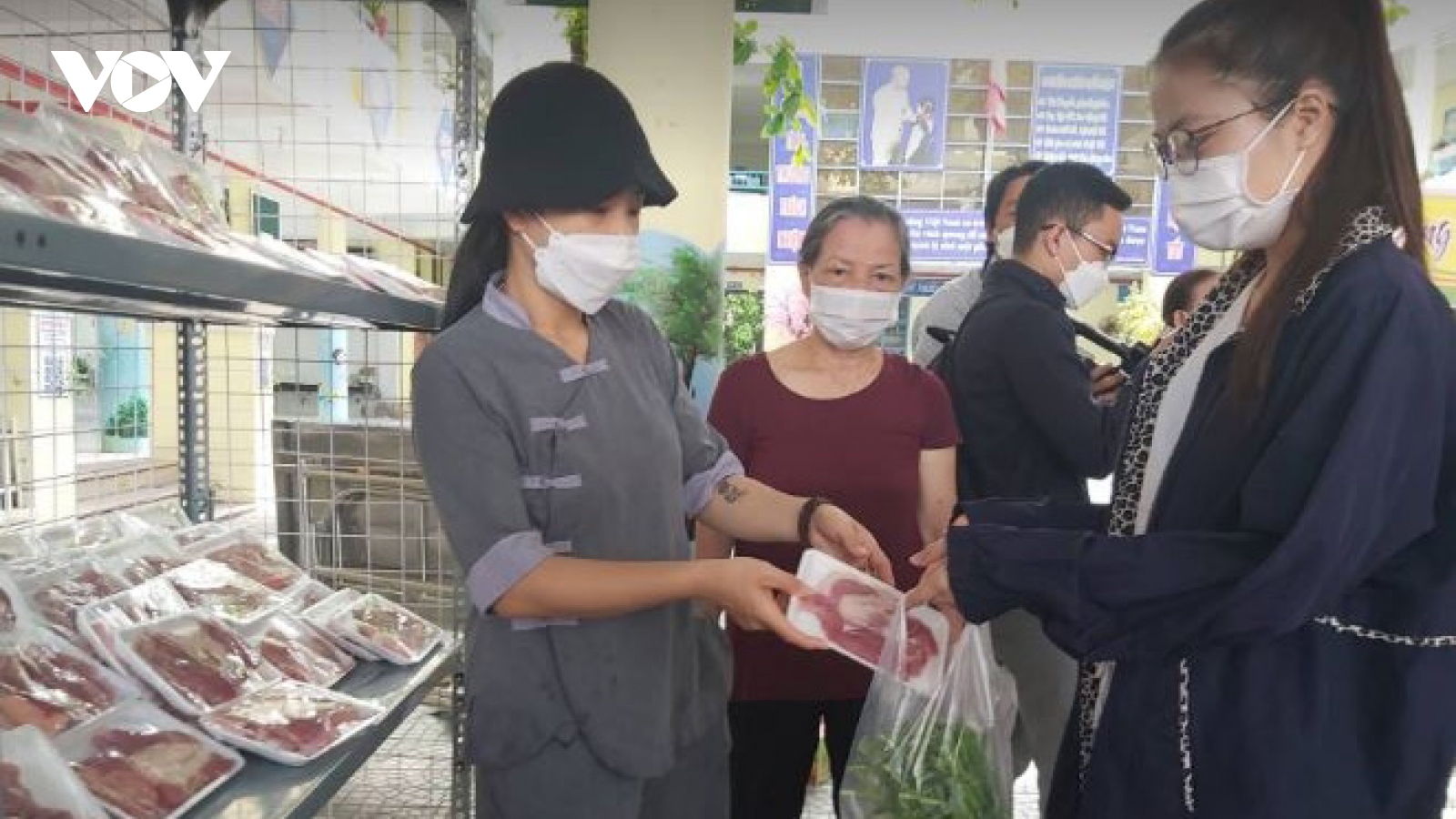 Ấm lòng phiên chợ 0 đồng cho sinh viên khó khăn ở Đà Nẵng