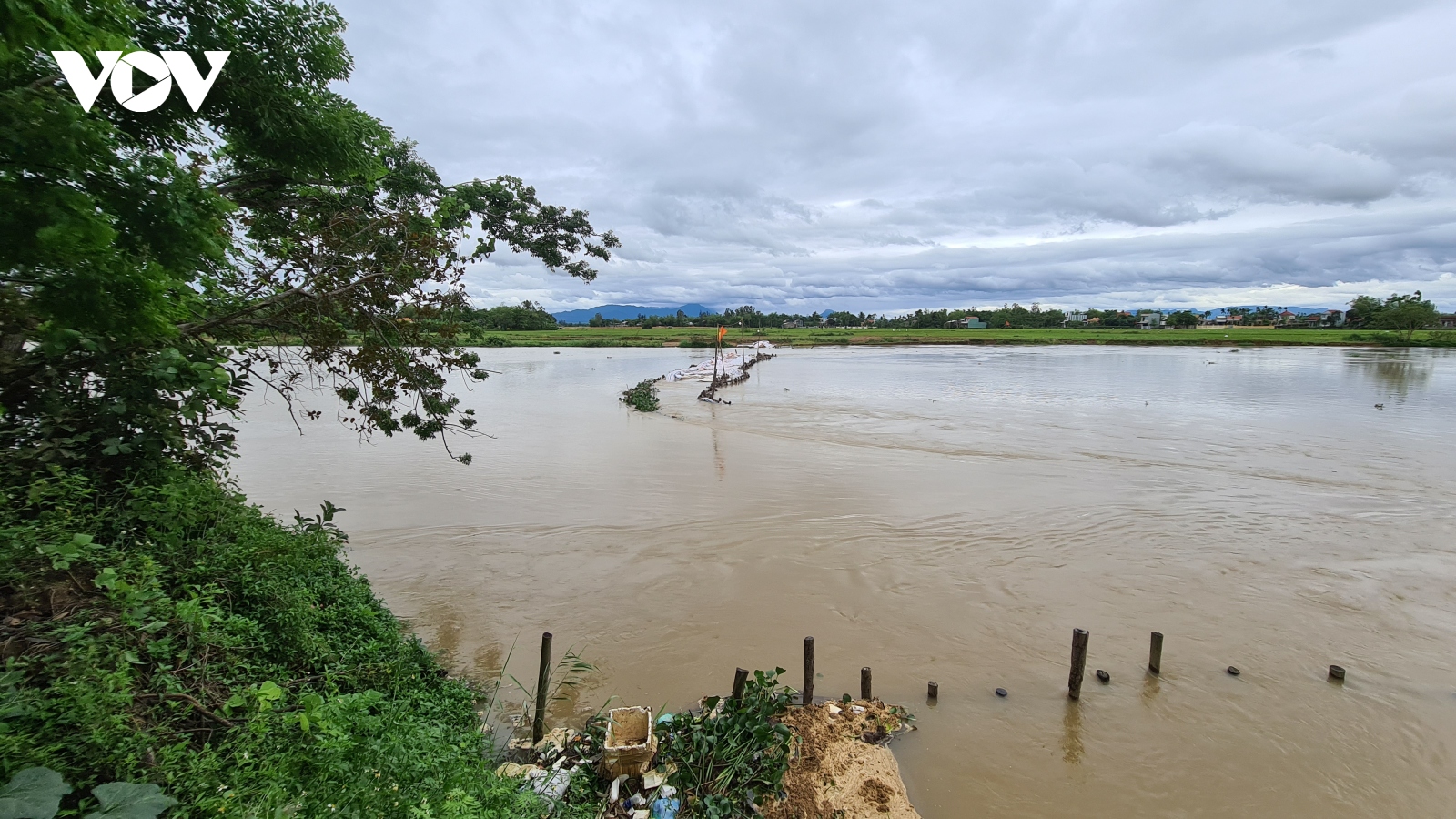 Mưa lớn gây vỡ đập tạm ngăn mặn trên sông Vĩnh Điện, Quảng Nam