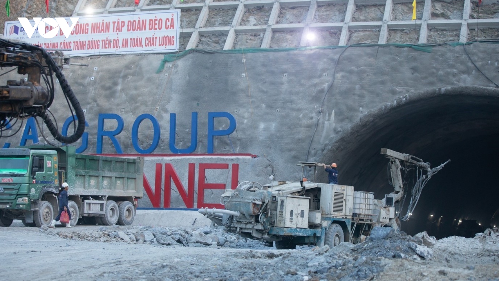 Thông hầm Trường Vinh, công trình lớn nhất tuyến cao tốc Bắc -Nam đoạn Nghi Sơn-Diễn Châu