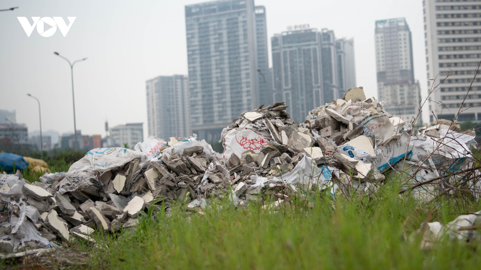 Hà Nội: Đường nối Phạm Hùng-Lê Đức Thọ chậm tiến độ, biến thành bãi rác khổng lồ 