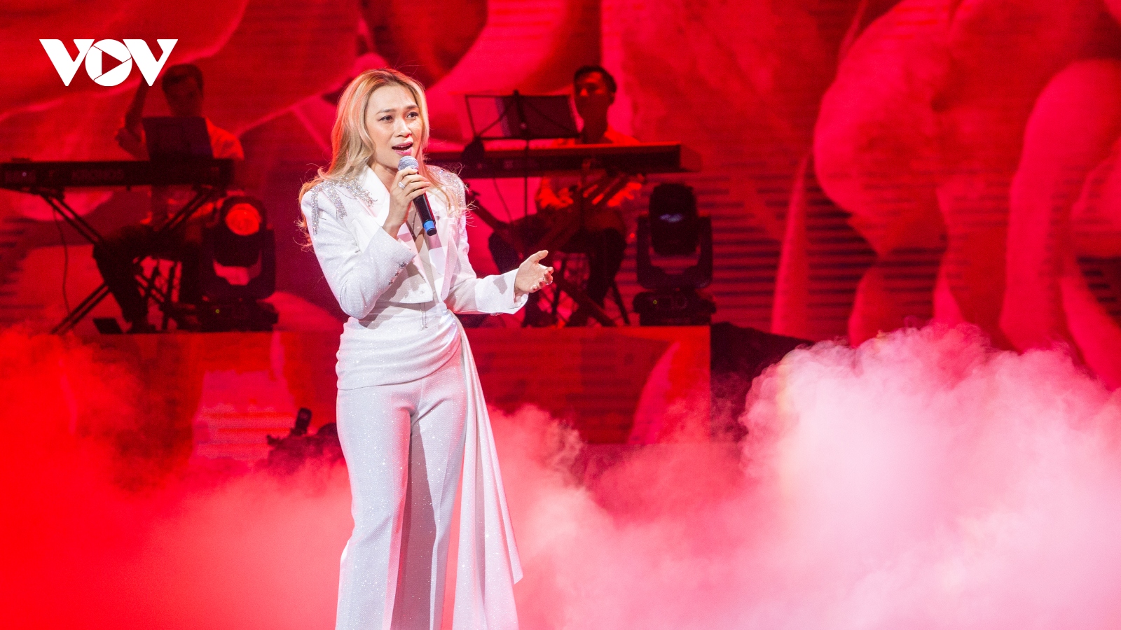 Mỹ Tâm hát "Hẹn ước từ hư vô" khiến khán giả Hà Nội say đắm