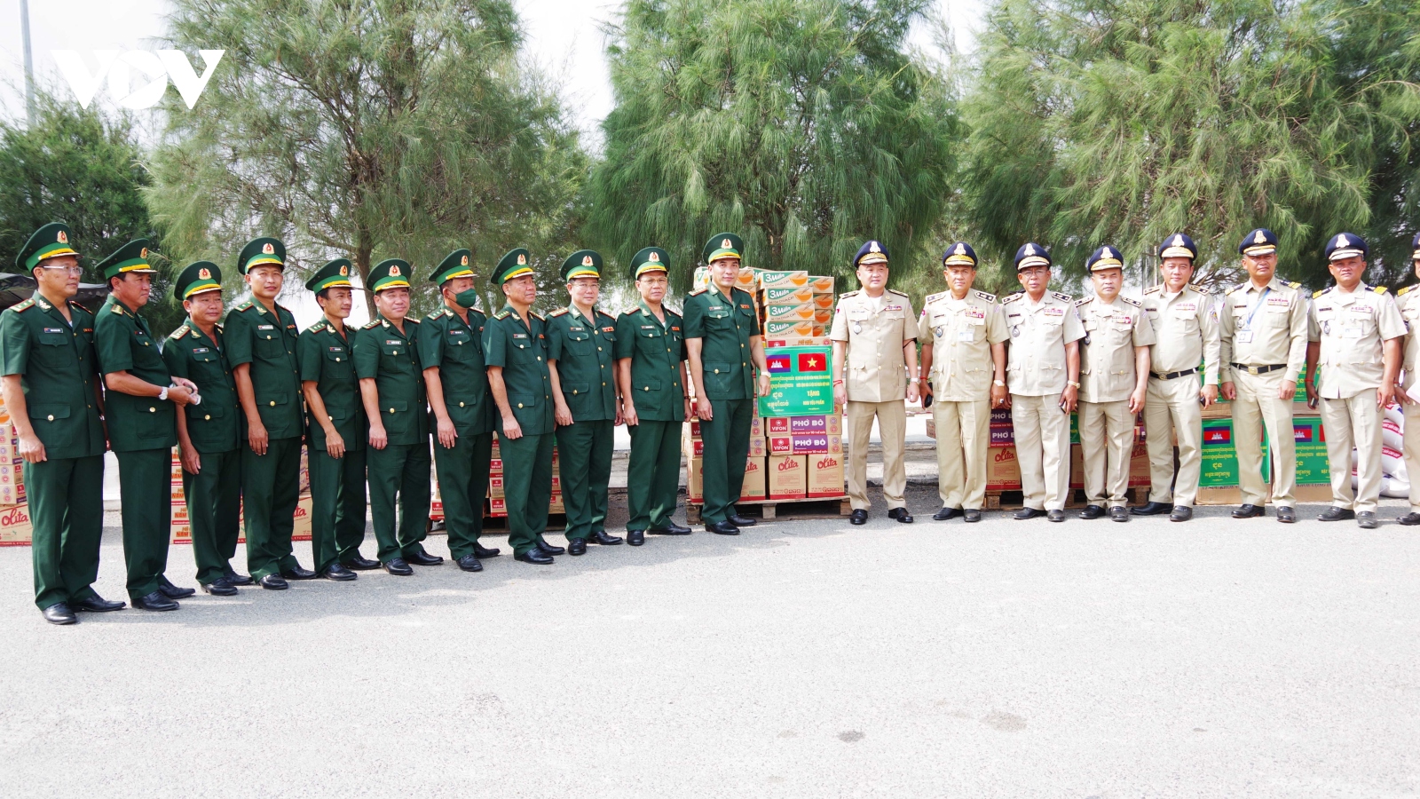 Bộ đội Biên phòng An Giang tặng quà các lực lượng vũ trang 2 tỉnh Campuchia
