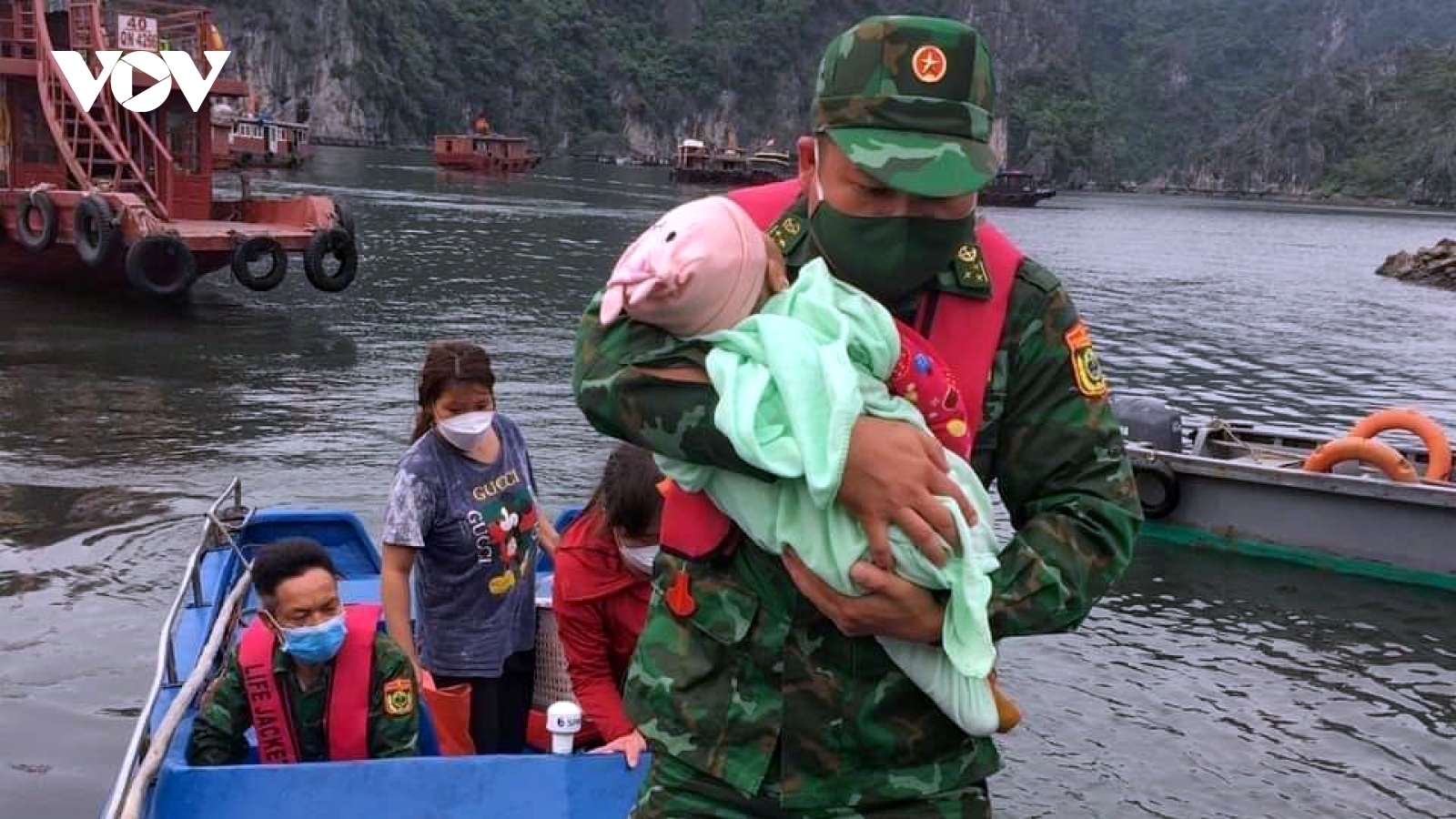 Trạm biên phòng ở Quảng Ninh cứu sống bé gái rơi xuống biển