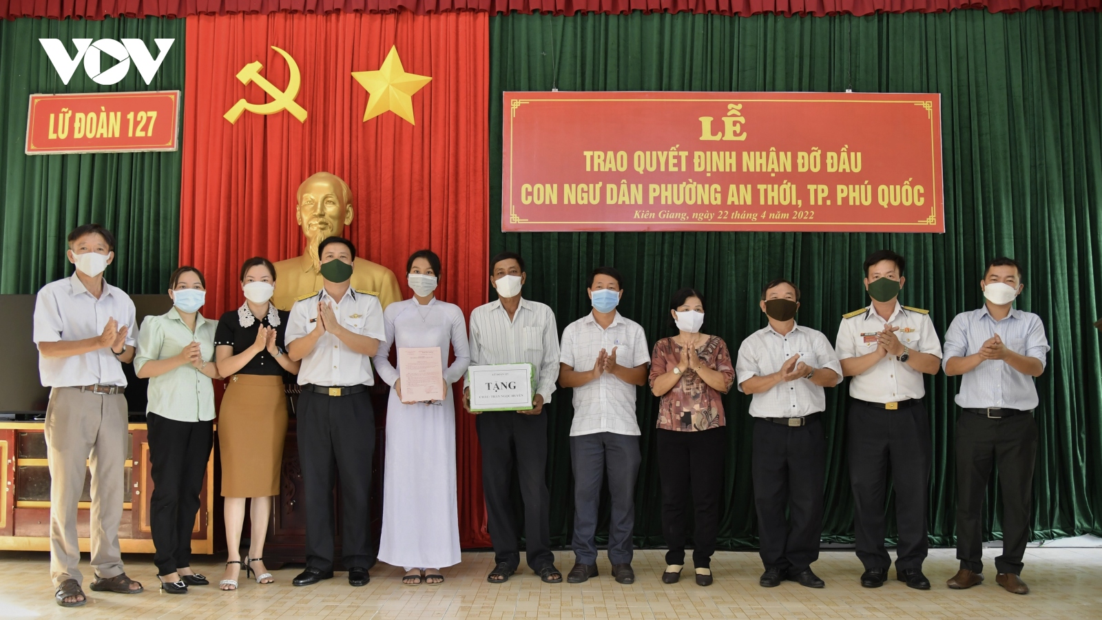 Hải quân Việt Nam nhận đỡ đầu con ngư dân