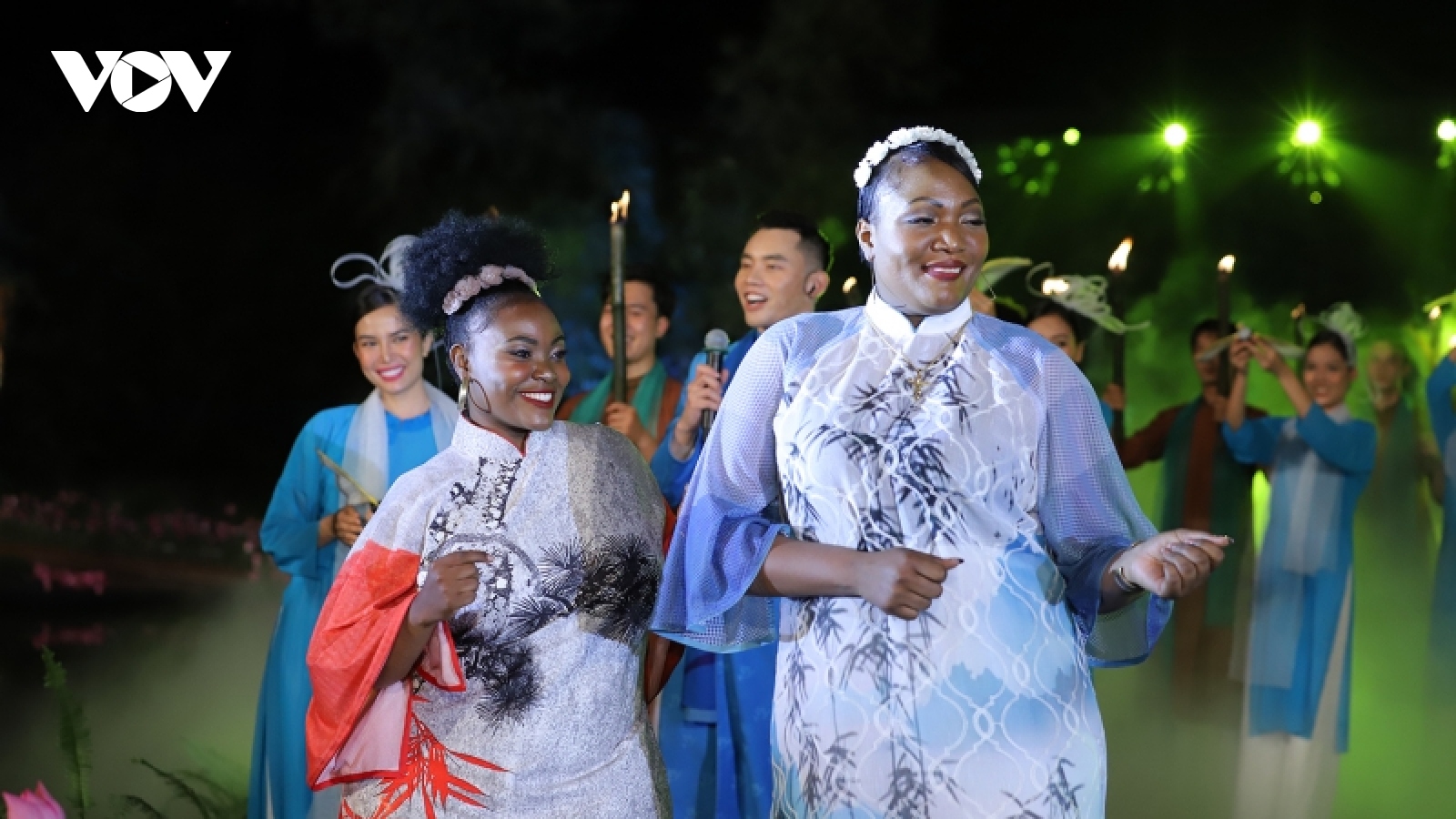 Đại sứ các nước hân hoan trình diễn áo dài tại non thiêng Yên Tử