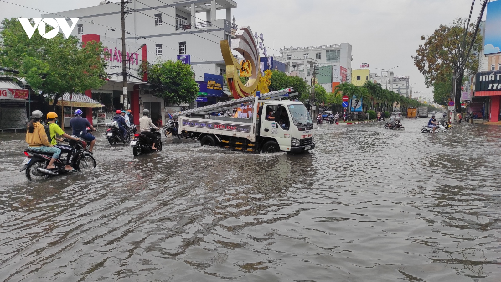 Nhiều tuyến đường ở thành phố Bạc Liêu ngập nặng