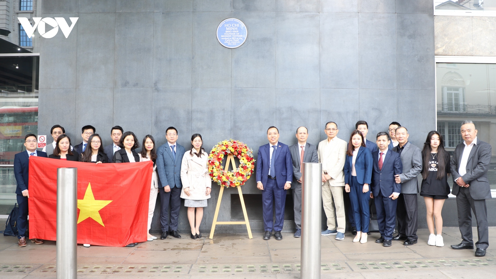Dâng hoa tưởng niệm nhân kỷ niệm sinh nhật lần thứ 132 của Chủ tịch Hồ Chí Minh tại London