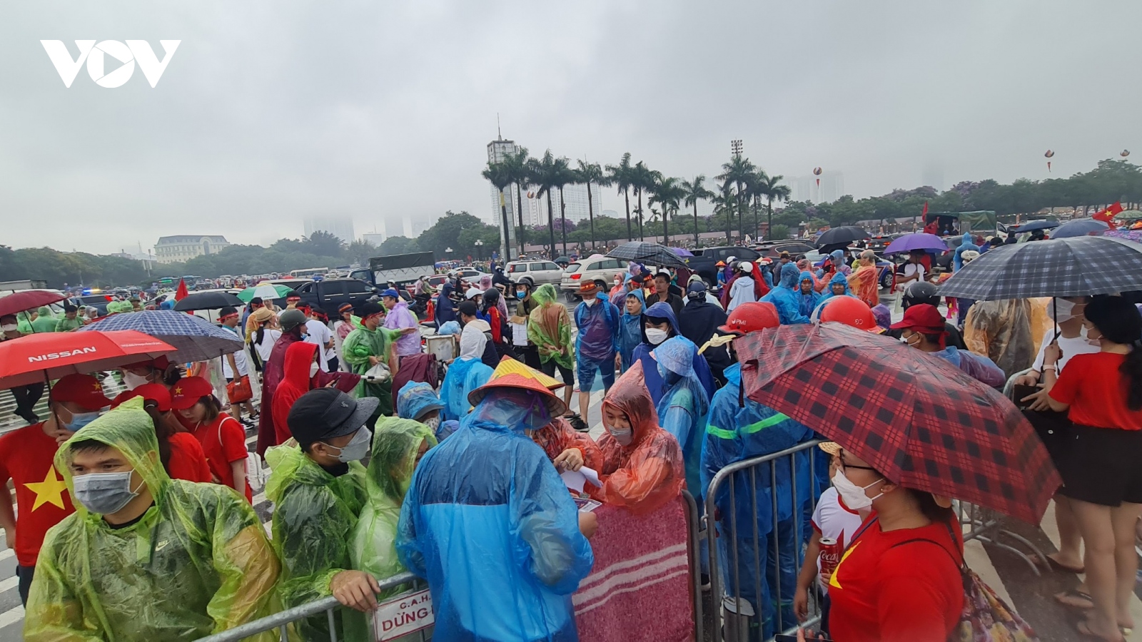 CĐV "đội mưa" đến theo dõi trận U23 Việt Nam - U23 Thái Lan sớm 3 tiếng