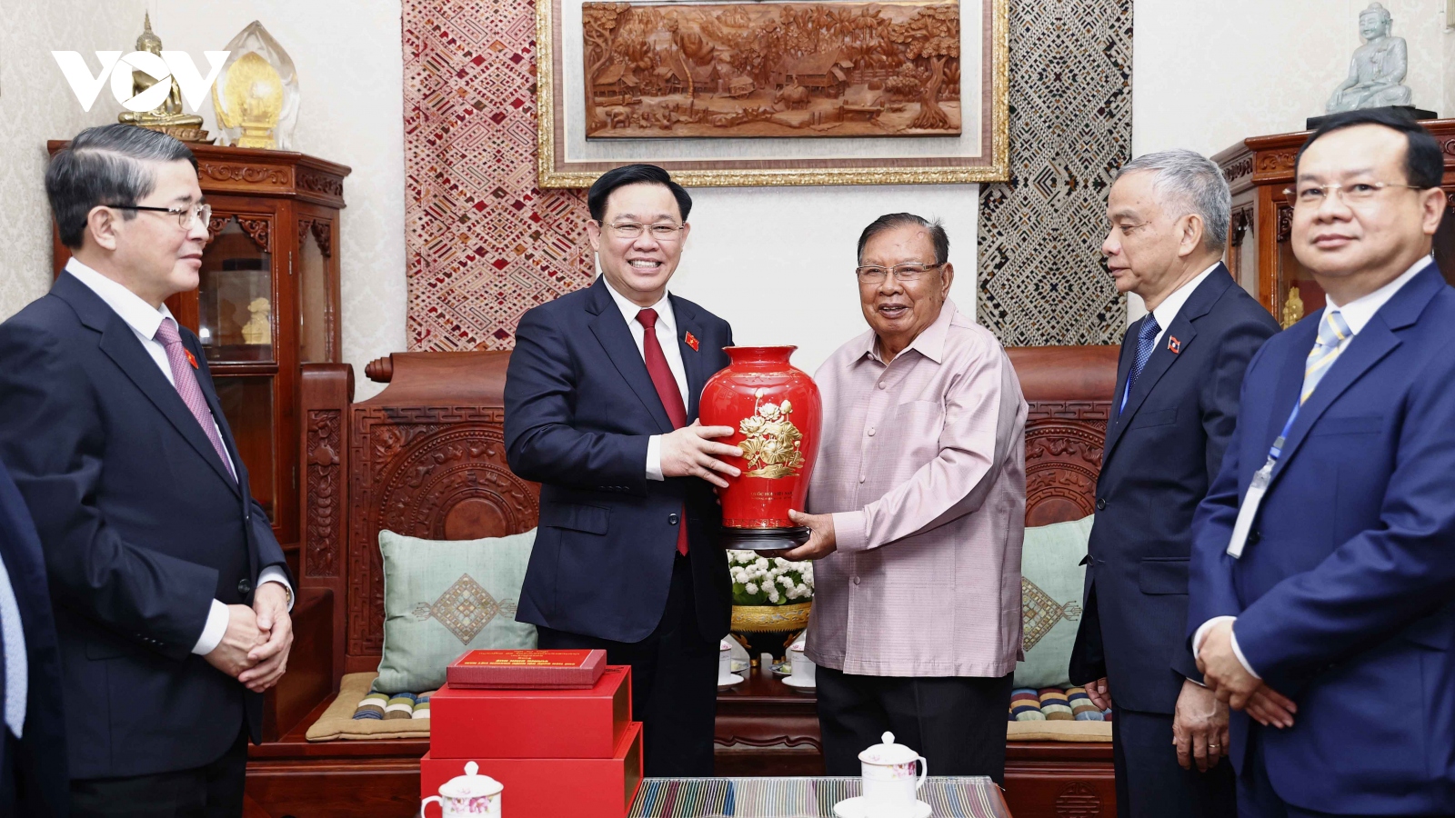 Chủ tịch Quốc hội thăm nguyên Tổng Bí thư, Chủ tịch nước Lào tại nhà riêng