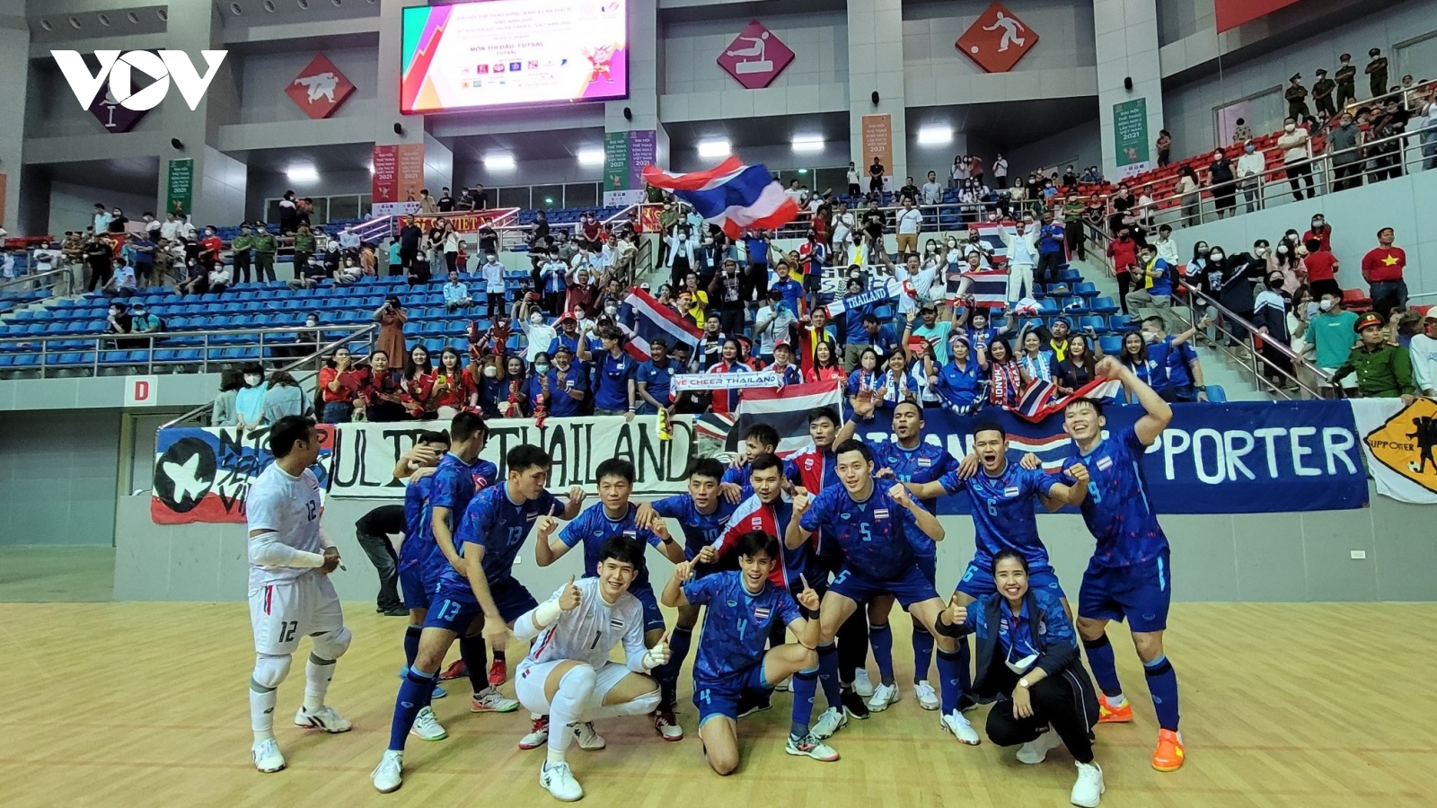 ĐT Futsal Thái Lan ăn mừng cuồng nhiệt với CĐV khi giành HCV SEA Games 31