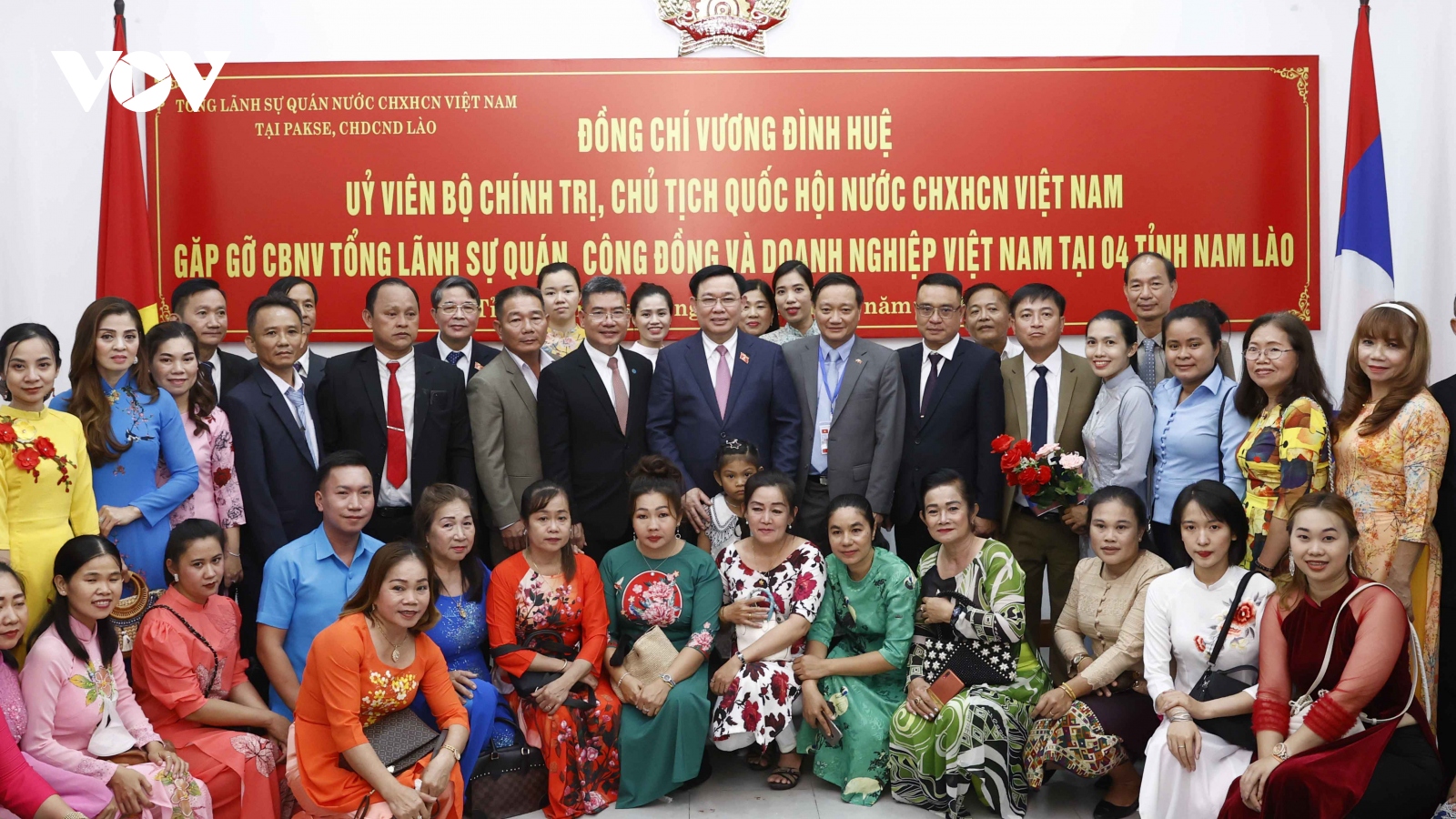 Chủ tịch Quốc hội gặp gỡ cộng đồng người Việt Nam tại 4 tỉnh Nam Lào