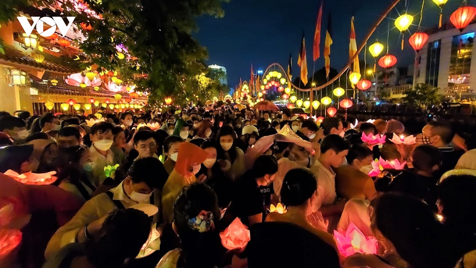 Hàng ngàn người dân TP.HCM tham gia thả hoa đăng mừng lễ Phật đản
