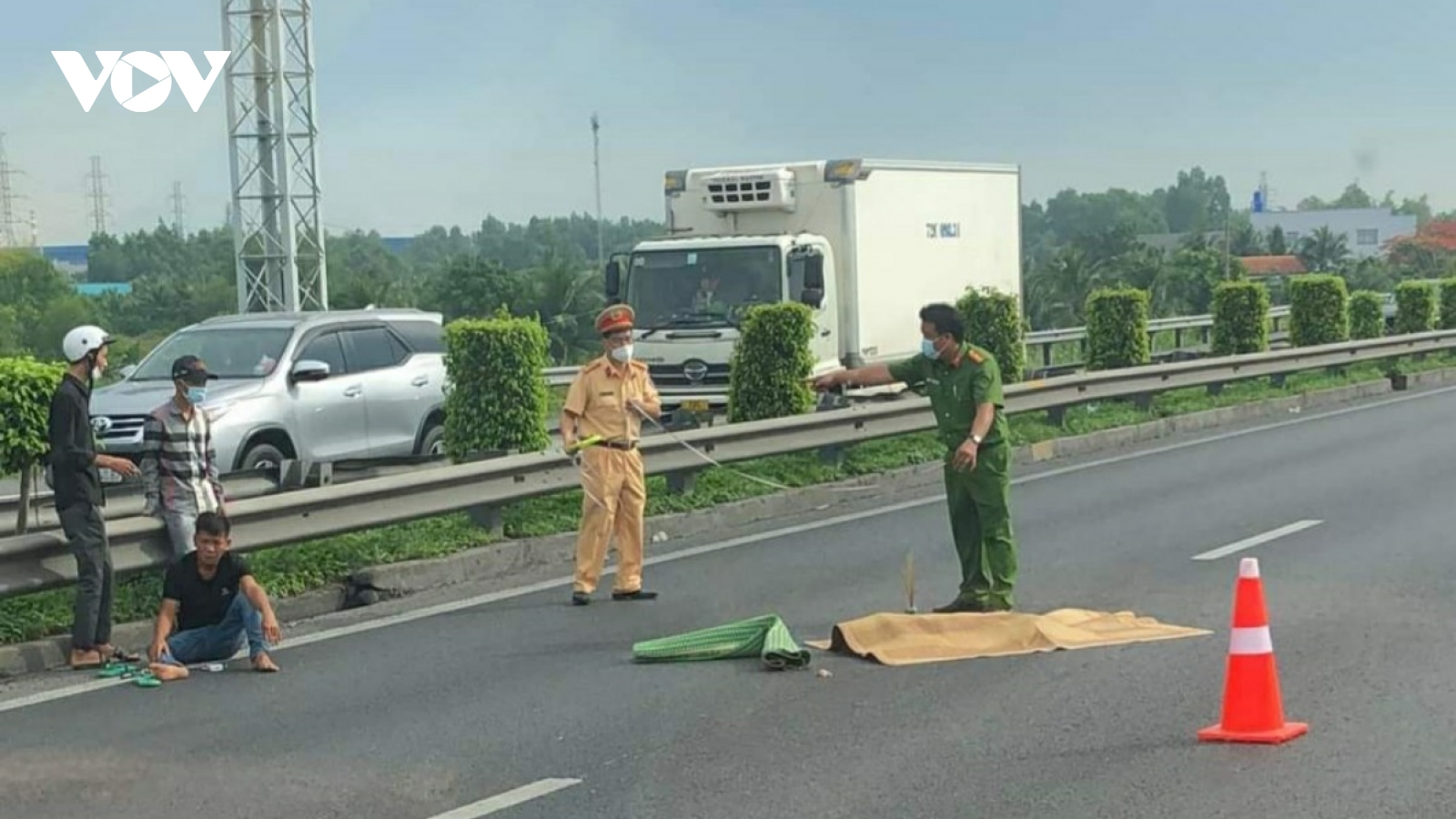 Một phụ nữ đi bộ vào đường cao tốc bị tai nạn tử vong