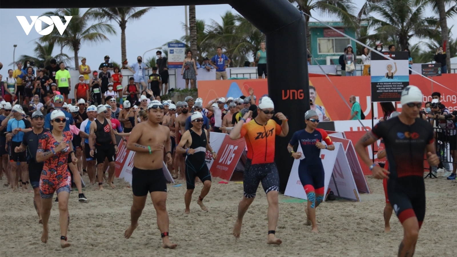 IRONMAN 70.3 Việt Nam 2022 thử thách VĐV bằng cơn mưa lớn kéo dài