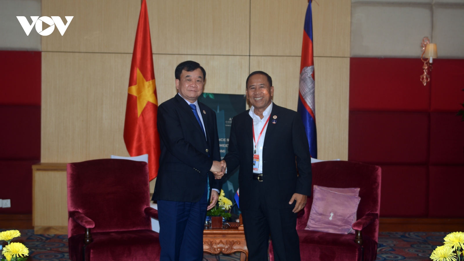 Lãnh đạo Bộ Quốc phòng Việt Nam tiếp xúc trưởng đoàn Campuchia, Singapore tại Phnom Penh