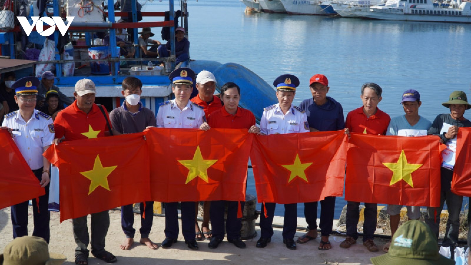 Hàng ngàn lá cờ Tổ quốc theo tàu cá ngư dân miền Trung vươn khơi
