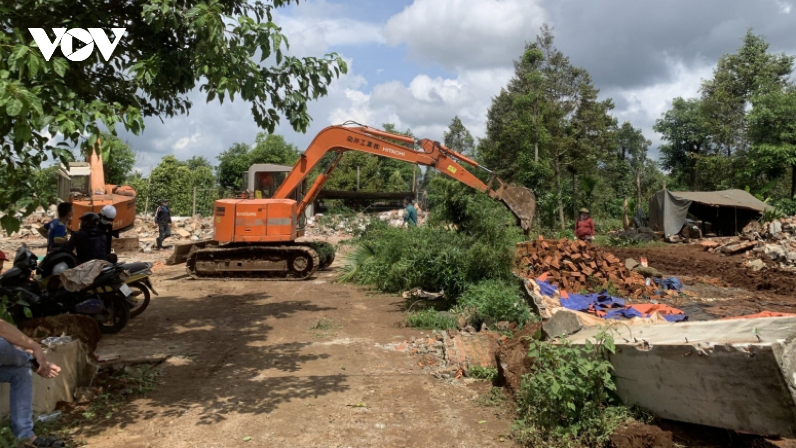 Nhiều hộ dân ở Cư Kuin tự nguyên tháo dỡ công trình xây dựng trái phép