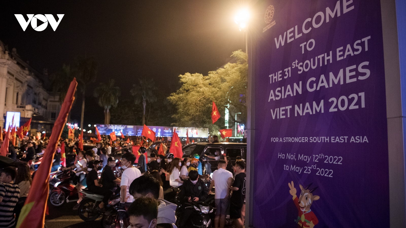 Người dân Thủ đô đi "bão" xuyên đêm ăn mừng chiến thắng của U23 Việt Nam