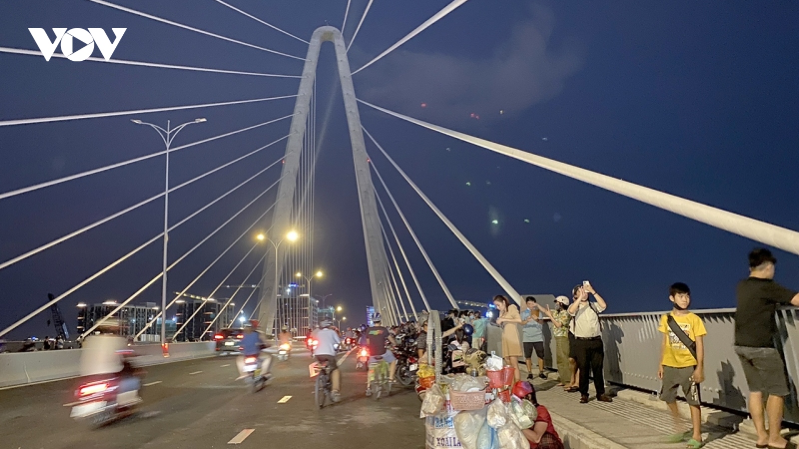 Dừng xe máy ngắm cảnh trên cầu Thủ Thiêm 2 có thể bị phạt 600.000 đồng