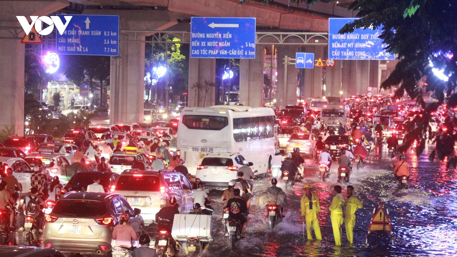 Sau mưa lớn, đường phố Hà Nội tắc nghẽn kéo dài