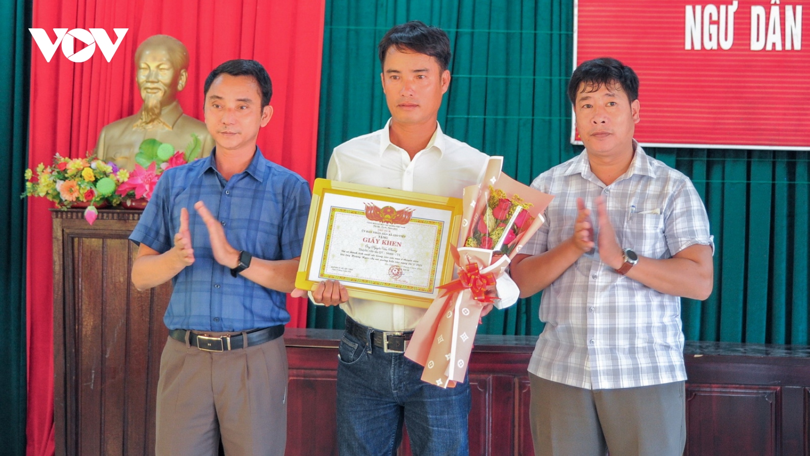 Quảng Trị khen thưởng các ngư dân cứu 6 thuyền viên tàu cá bị nạn