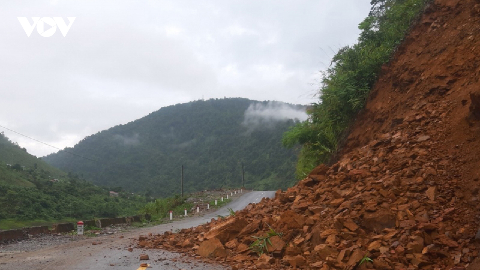 Mưa lớn gây sạt lở trên nhiều tuyến đường ở Lai Châu