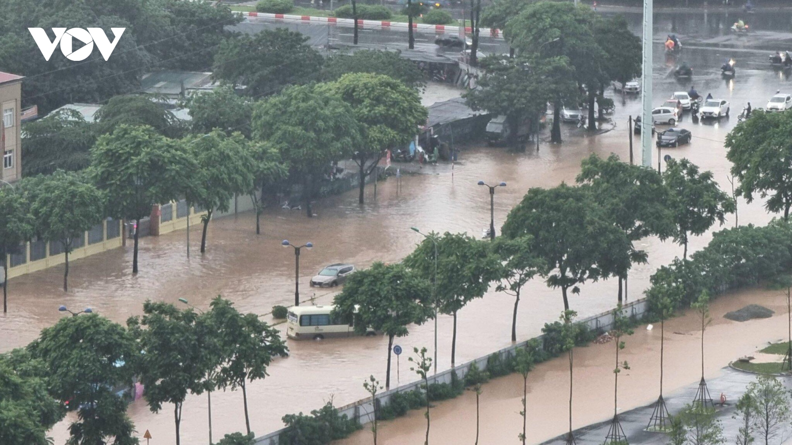 Mưa cực lớn, phố phường Hà Nội biến thành những dòng sông