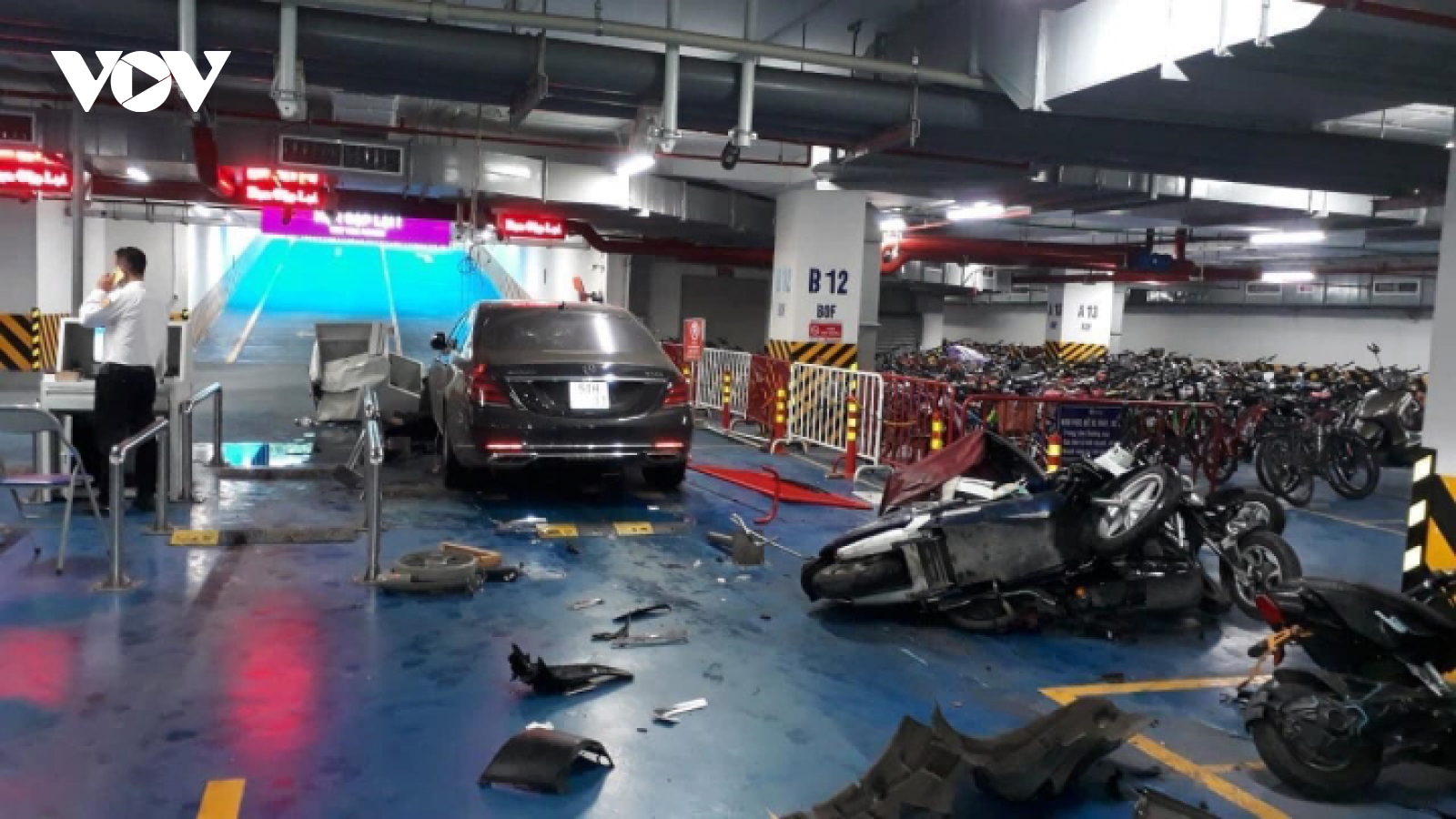 Hà Nội: Mercedes Maybach tông hàng loạt xe máy ở hầm chung cư, 1 người bị thương