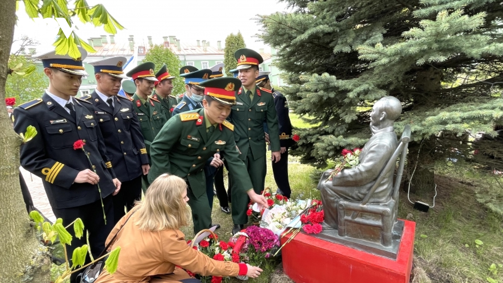 Lễ dâng hoa nhân kỷ niệm 132 năm ngày sinh Chủ tịch Hồ Chí Minh tại Liên bang Nga