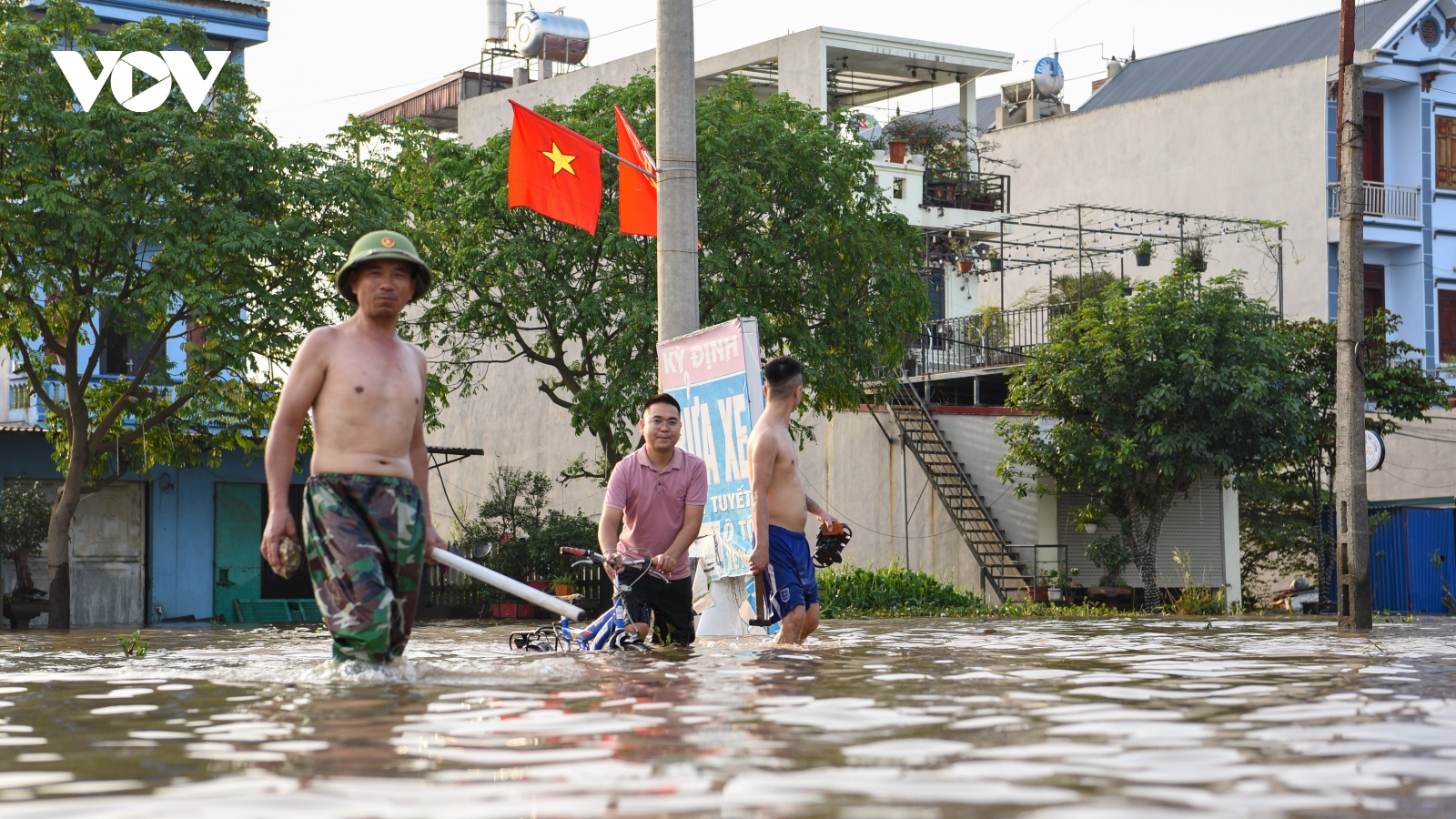 Nước sông Cầu dâng cao, hàng trăm ngôi nhà ở Bắc Giang chìm trong biển nước