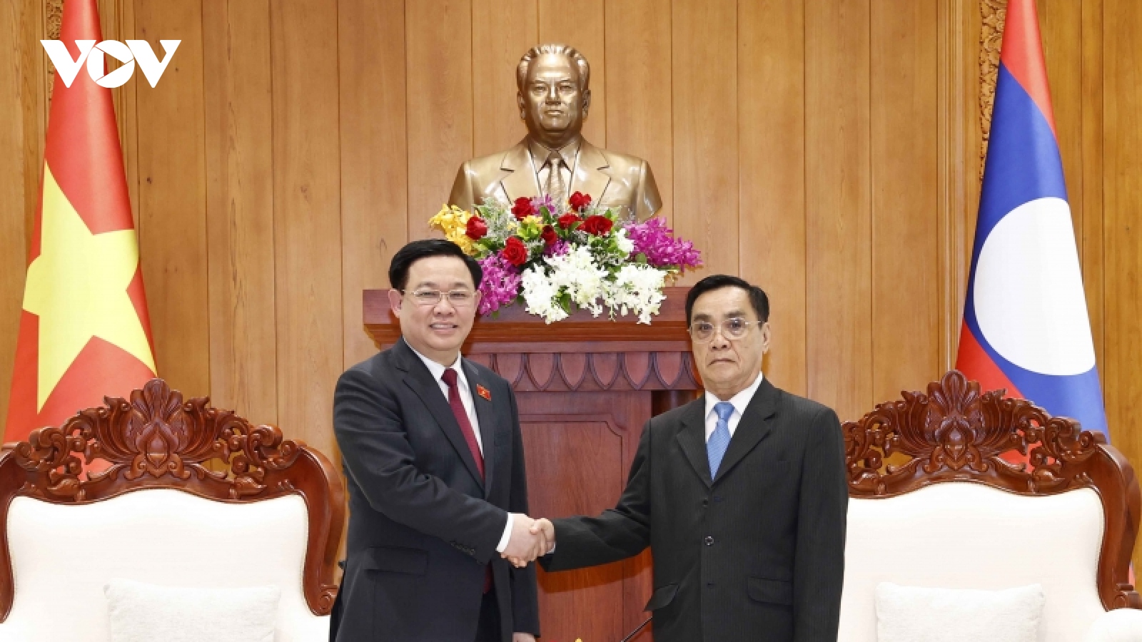 Chủ tịch Quốc hội Vương Đình Huệ gặp nguyên Thủ tướng, nguyên Chủ tịch Quốc hội Lào