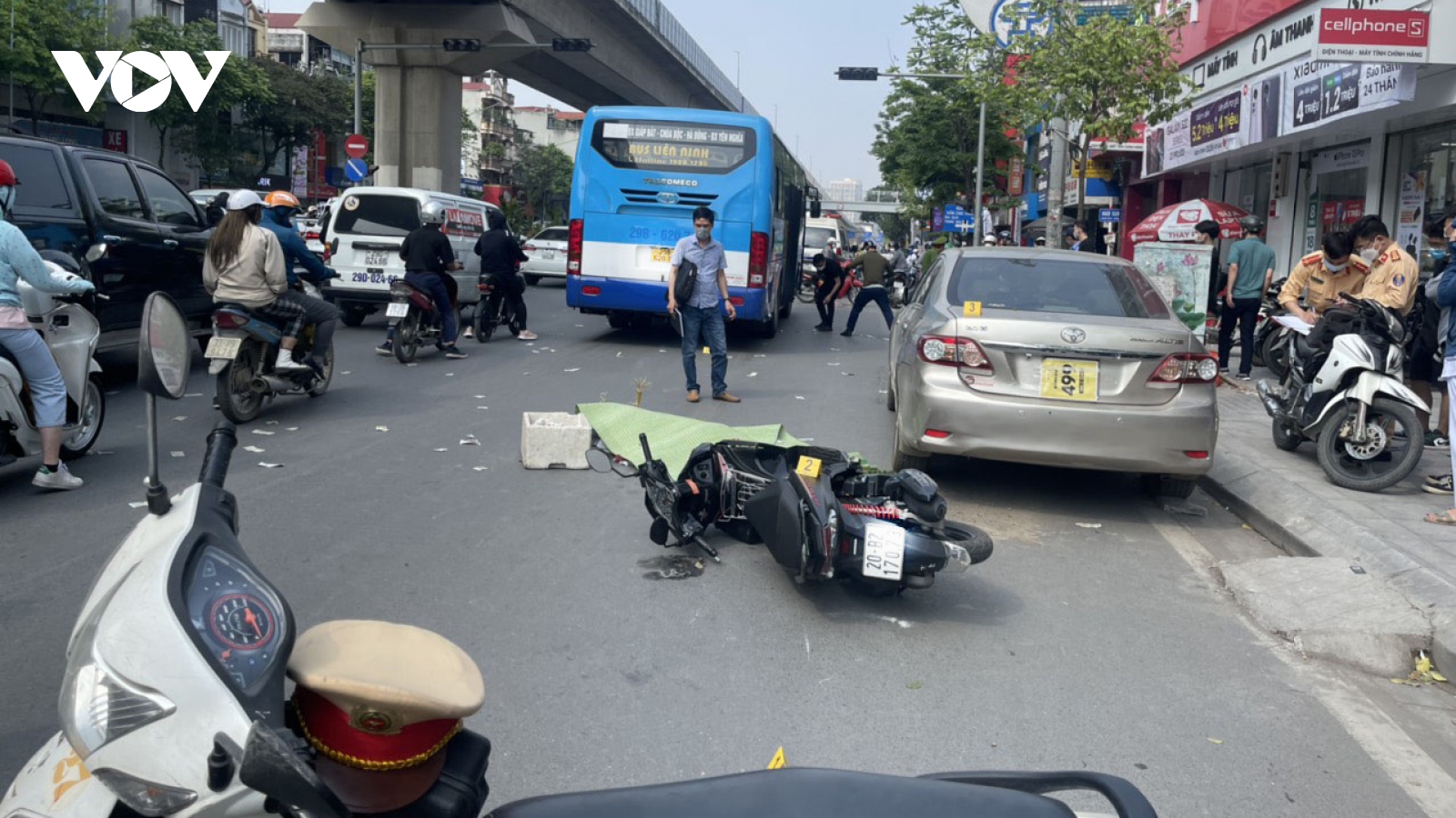 Va chạm với xe buýt, nam thanh niên tử vong trên đường phố Hà Nội