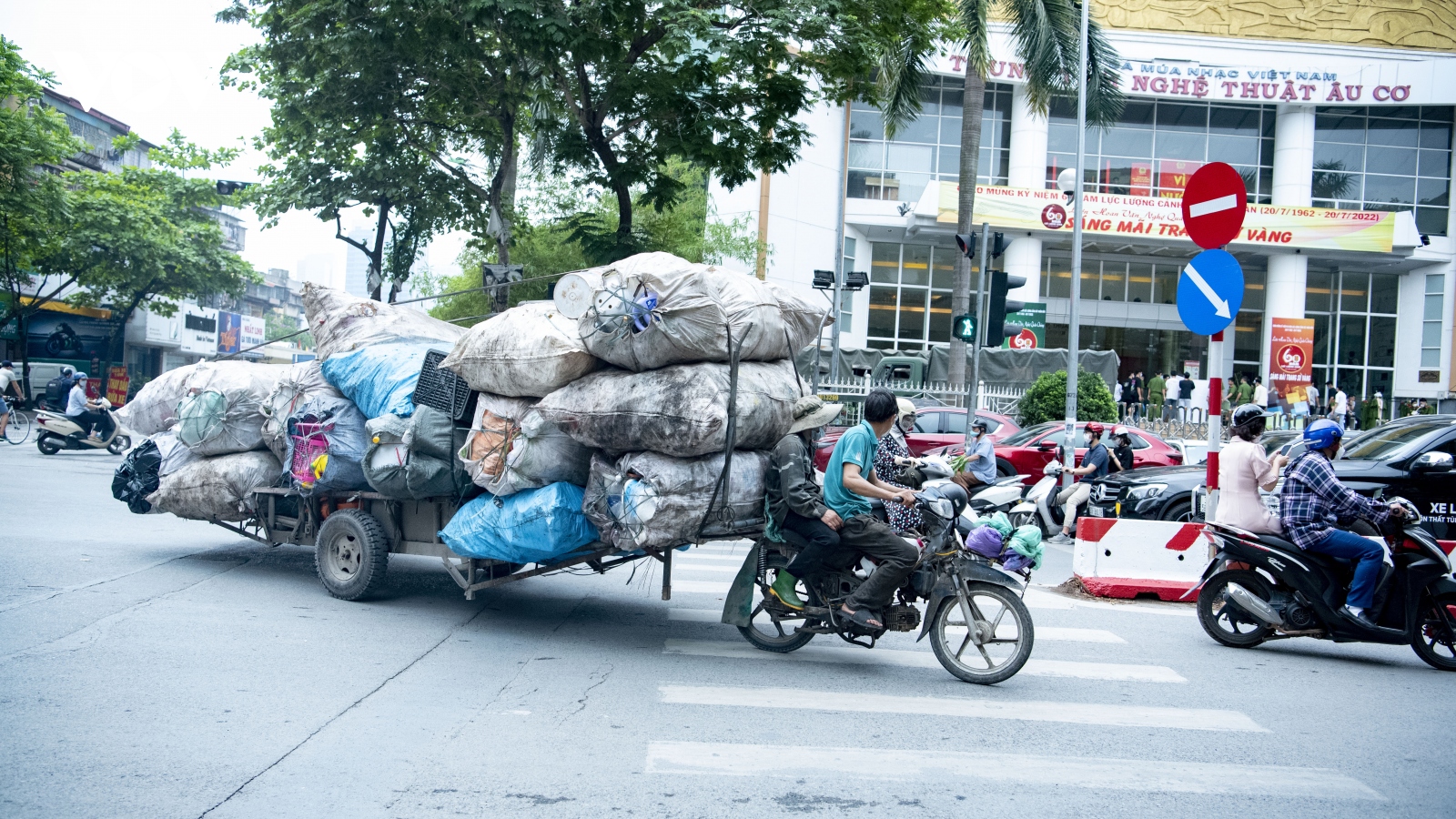 Xe tự chế chở hàng cồng kềnh ngang nhiên "làm xiếc" trước mặt CSGT ở Hà Nội
