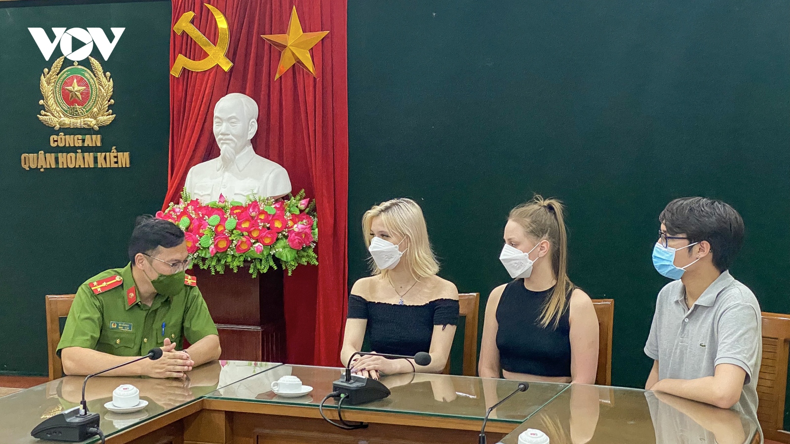 Hai nữ du khách Nga nhận lại tài sản bị cướp, vẫn giữ ấn tượng tốt về Hà Nội