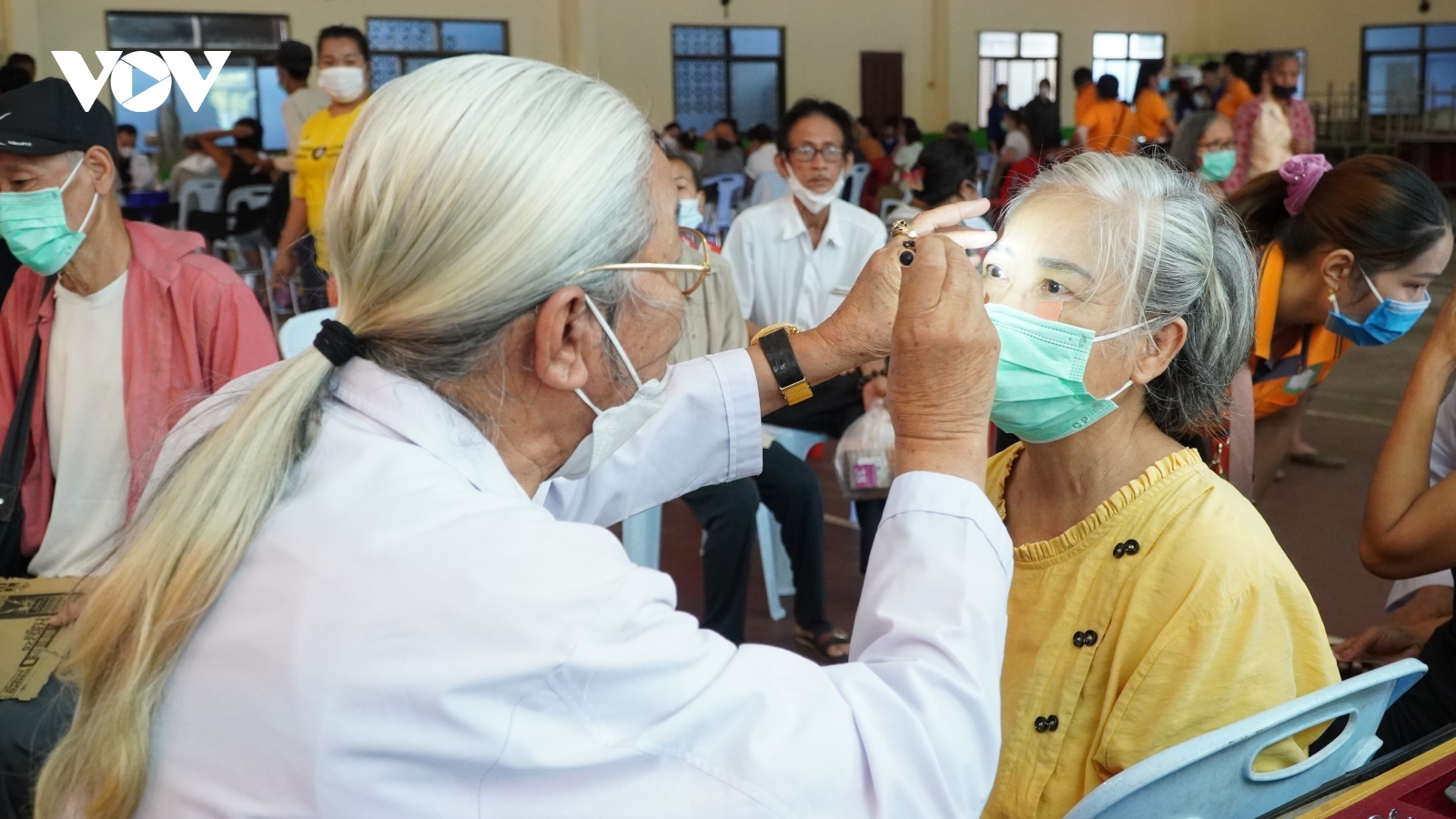 Bác sĩ Việt Nam thăm khám bệnh, phát thuốc cho người dân khó khăn tại Vientiane, Lào