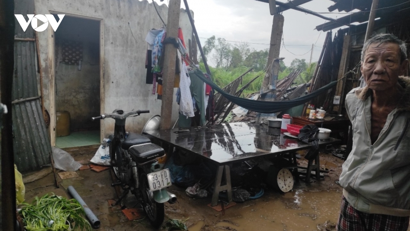 Hàng chục nhà dân tại Tiền Giang bị tốc mái, sập đổ do dông lốc
