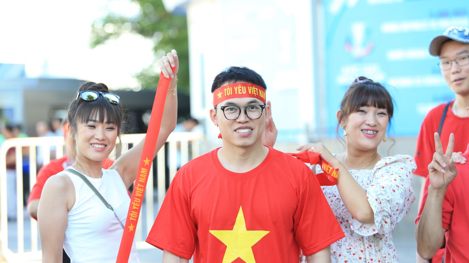 Gia đình chồng Việt - vợ gốc Hàn tới cổ vũ U23 Việt Nam đấu U23 Hàn Quốc
