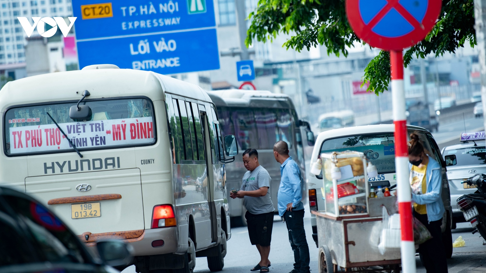 "Bến xe chui" trên đường Phạm Hùng: Cơ quan chức năng ở đâu?