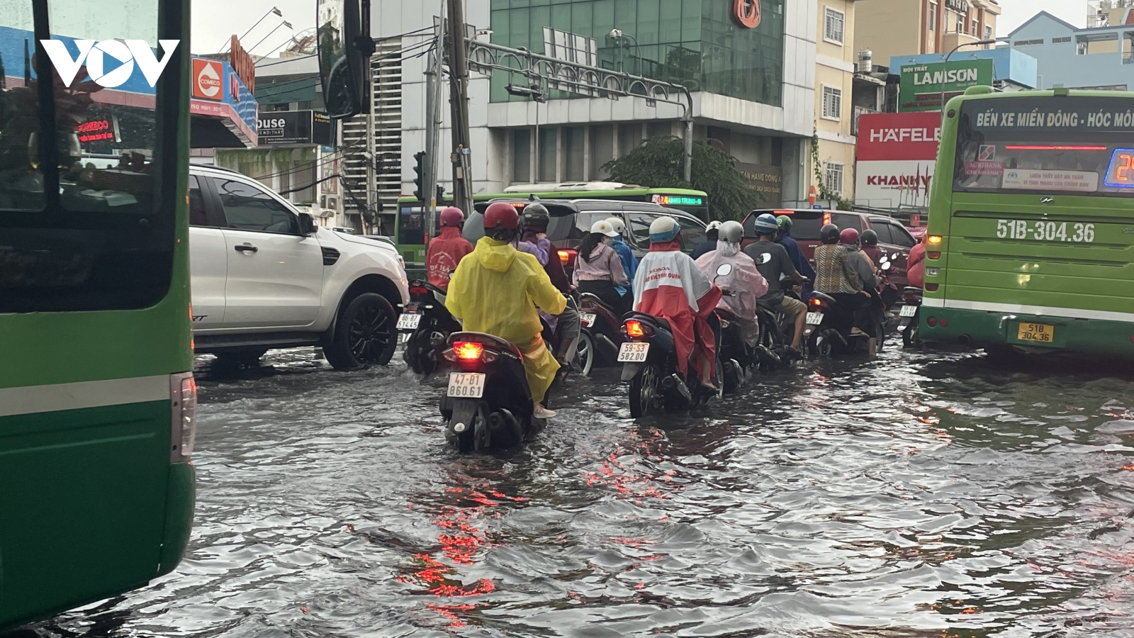 Người dân TP. HCM lại chịu cảnh ngập, tắc kinh hoàng