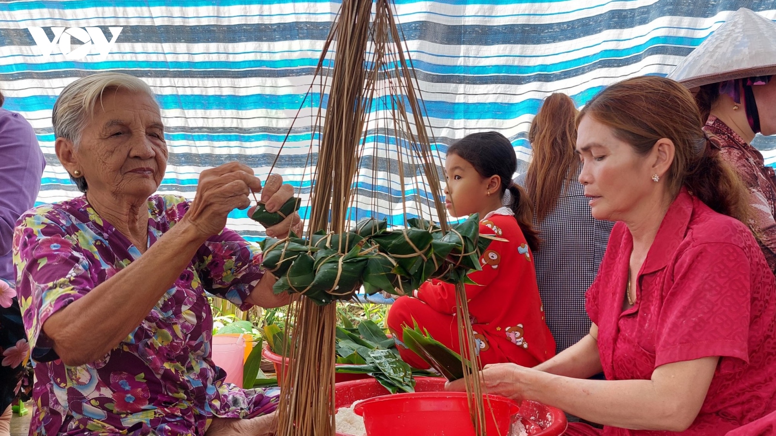 Nhộn nhịp làng nghề gói bánh ú lá tre phục vụ Tết Đoan Ngọ ở Cà Mau