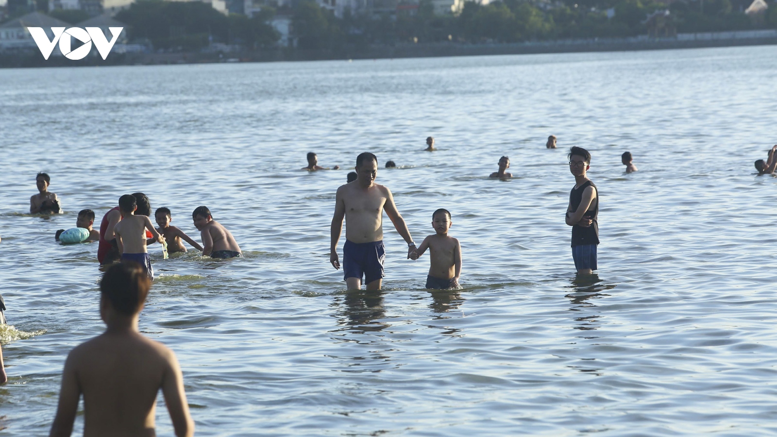 Nắng nóng đỉnh điểm, người dân Hà Nội đổ xô ra Hồ Tây tắm mát
