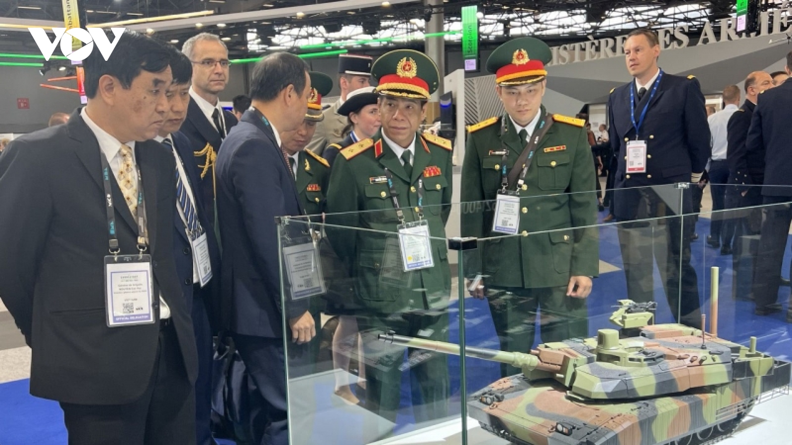 Đoàn đại biểu Việt Nam dự Triển lãm vũ khí lục quân Eurosatory tại Pháp