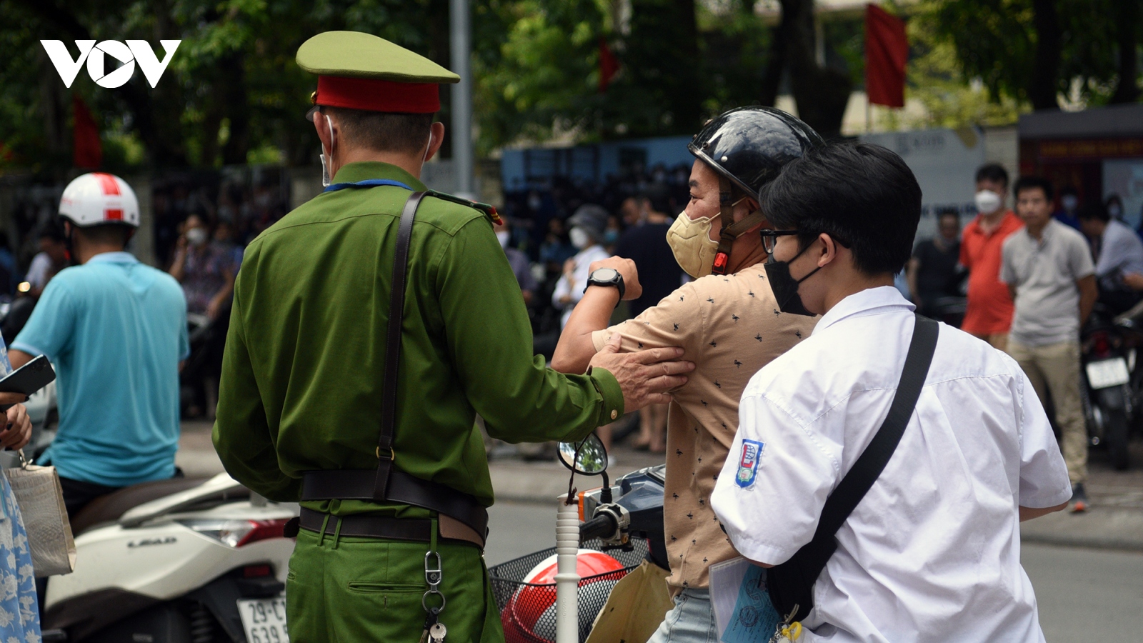 Thi vào 10 ở Hà Nội: Phụ huynh tất bật chạy ngược xuôi vì con nhầm địa điểm thi