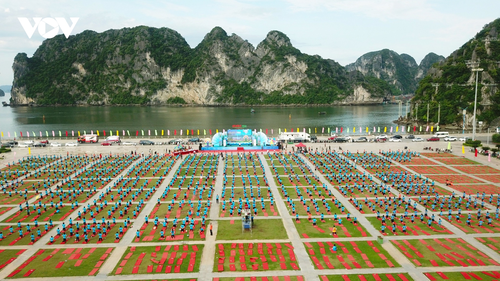 Màn đồng diễn Yoga đầy ấn tượng bên bờ di sản vịnh Hạ Long