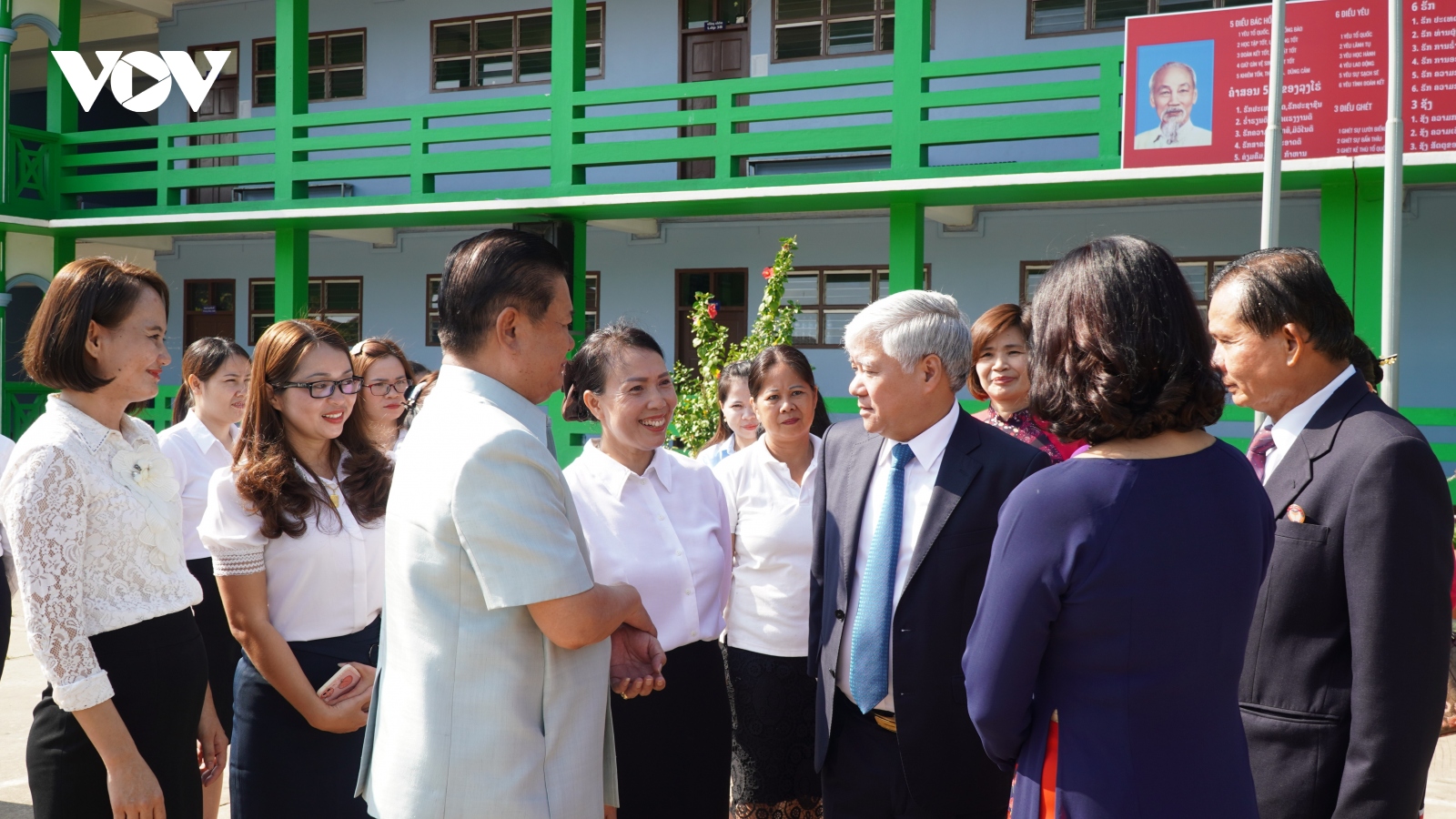 Chủ tịch UBTƯ MTTQ Việt Nam thăm, tặng quà Trường song ngữ Lào - Việt Nam