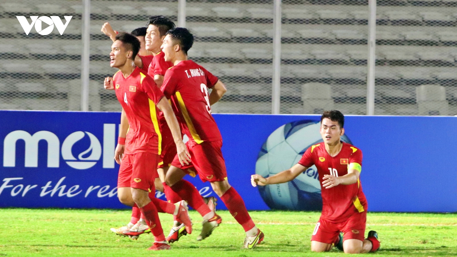 U19 Việt Nam và U19 Thái Lan "dắt tay nhau" vào bán kết U19 Đông Nam Á 2022