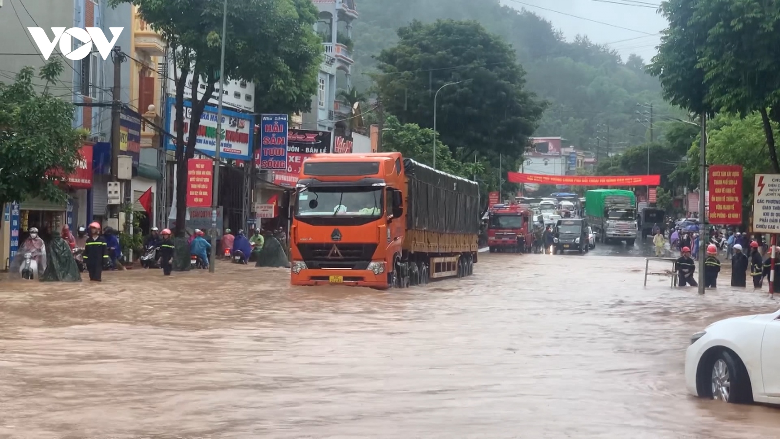 Khơi thông dòng chảy, khắc phục ngập úng cục bộ các tuyến đường ở Sơn La